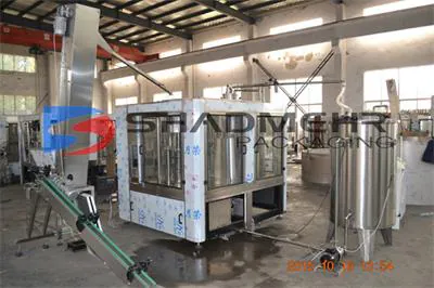 Cooking oil filling machine with bottle conveyors in the workshop